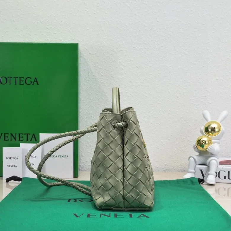 Batch 1860 B's 2023 spring and summer new model continues the brand's woven style with detailed metal knot switch buckles. This time, the shoulder straps are also made into tube weaves, showing different craftsmanship. The carrying method is versatile to create more different looks. Intrecciato woven leather small handbag, equipped with sliding crossbody strap. Internal compartments, including 1 zipper pocket and 2 open pockets with magnetic buckle closure. Size: 19*25*10.5cm, model: 7463#